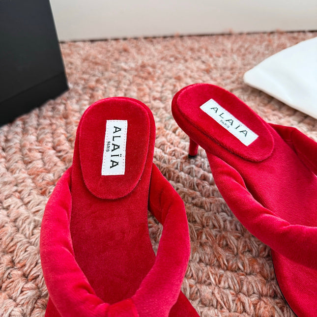 ALAIA 26S HEELED THONG SANDALS IN RED VELVET