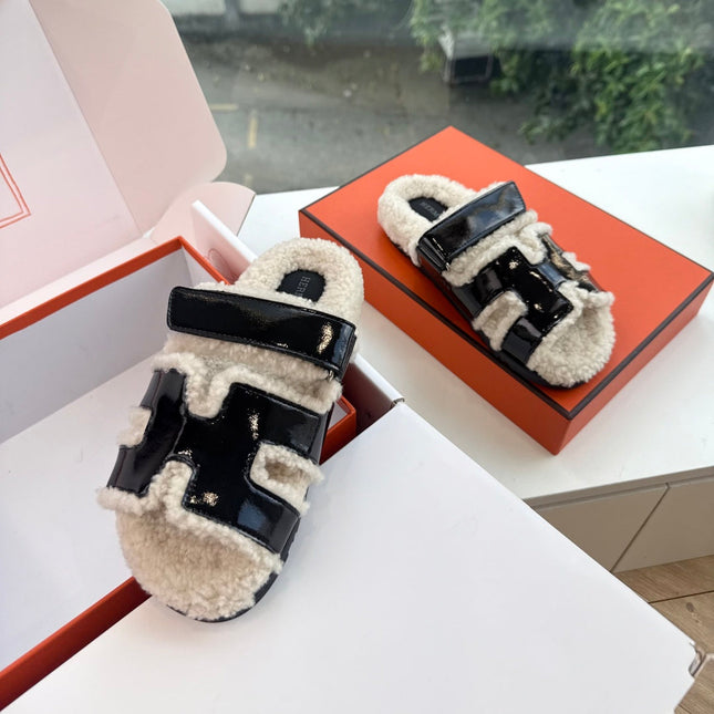 HM 26S SANDAL IN BEIGE WOOL AND BLACK GLOSSY CALFSKIN