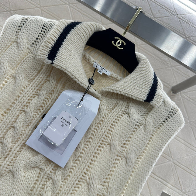 CHANEL 26S SLEEVELESS COLLARED KNITTED BLAZER 696