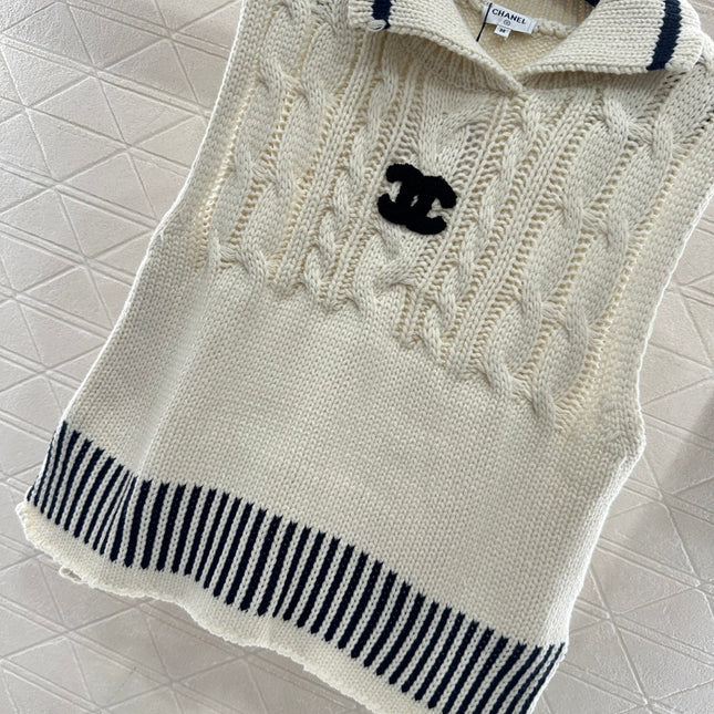 CHANEL 26S SLEEVELESS COLLARED KNITTED BLAZER 696