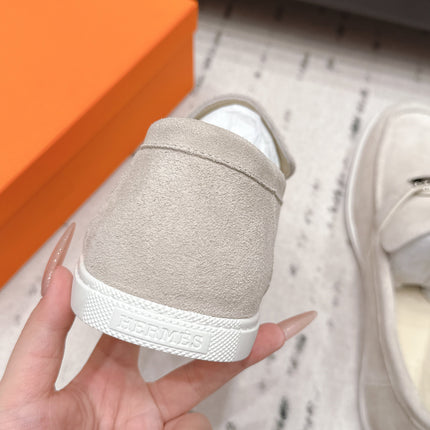 HM 26S KELLY PARIS LOAFERS IN CREAM WHITE SUEDE SILVER HARDWARE