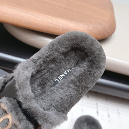 CHANEL 26S SLIDE SANDALS IN GREY SHEARLING AND BLACK STRAP