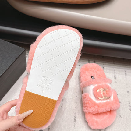 CHANEL 26S SLIDE SANDALS IN LIGHT PINK SHEARLING AND BLACK STRAP