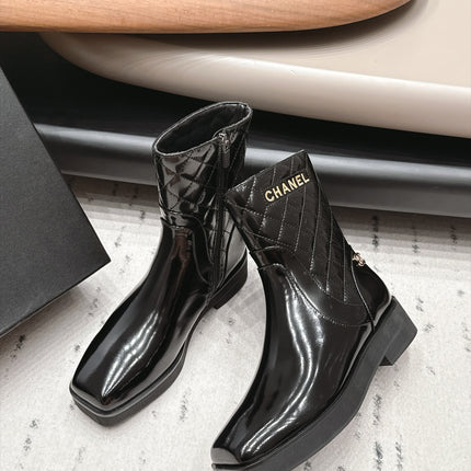 CHANEL 26S ANKLE BOOTS 40MM IN BLACK CALFSKIN PATENT AND QUILTED