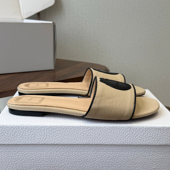 DIOR 26S D-BADGE FLAT SLIDE SANDALS IN BEIGE CANVAS AND BLACK CALFSKIN