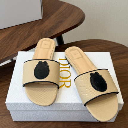 DIOR 26S D-BADGE FLAT SLIDE SANDALS IN BEIGE CANVAS AND BLACK CALFSKIN