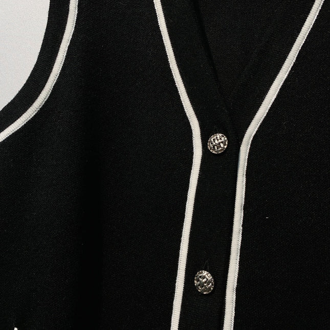 CHANEL 26S SLEEVELESS V-NECK BLAZER 670