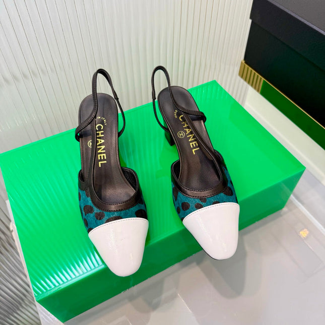CHANEL 26S HIGH-HEEL SLINGBACKS 50 MM IN WHITE CALFSKIN AND TEAL PONY HAIR