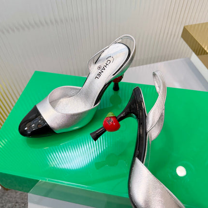 CHANEL 26S SLINGBACK POINTED-TOE HEELS 95 MM IN SILVER LAMBSKIN WITH BLACK CAP TOE