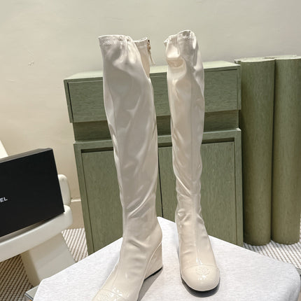 CHANEL 25S KNEE-HIGH BOOTS 60MM IN WHITE PATENT CALFSKIN WEDGE HEELS