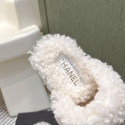 CHANEL 25S INDOOR SLIPPERS IN BEIGE AND BLACK SUEDE FUR-LINED