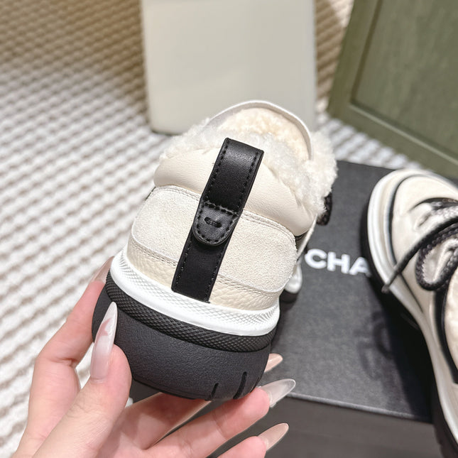 CHANEL 25S THICK-SOLE SNEAKERS IN WHITE AND BLACK CALFSKIN WITH FUR LINING