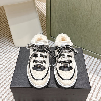 CHANEL 25S THICK-SOLE SNEAKERS IN WHITE AND BLACK CALFSKIN WITH FUR LINING