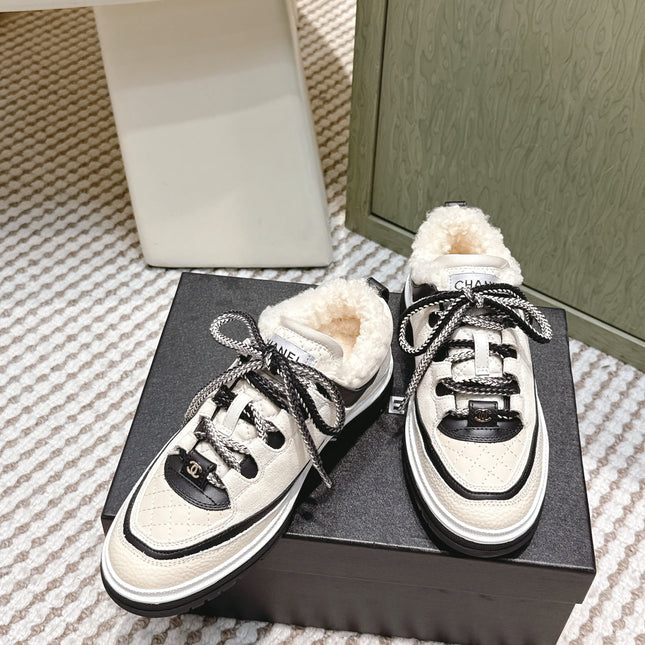 CHANEL 25S THICK-SOLE SNEAKERS IN WHITE AND BLACK CALFSKIN WITH FUR LINING