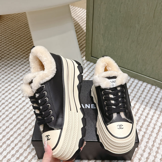 CHANEL 25S THICK-SOLE SNEAKERS 60MM IN BLACK AND BEIGE CALFSKIN WITH FUR LINING