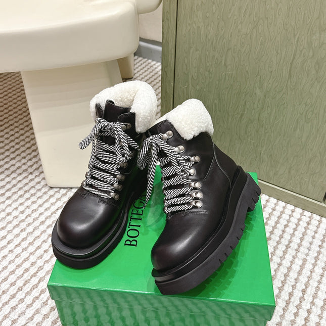 BOTTEGA VENETA 26S LUG ANKLE BOOTS IN BLACK CALFSKIN AND WHITE WOOL