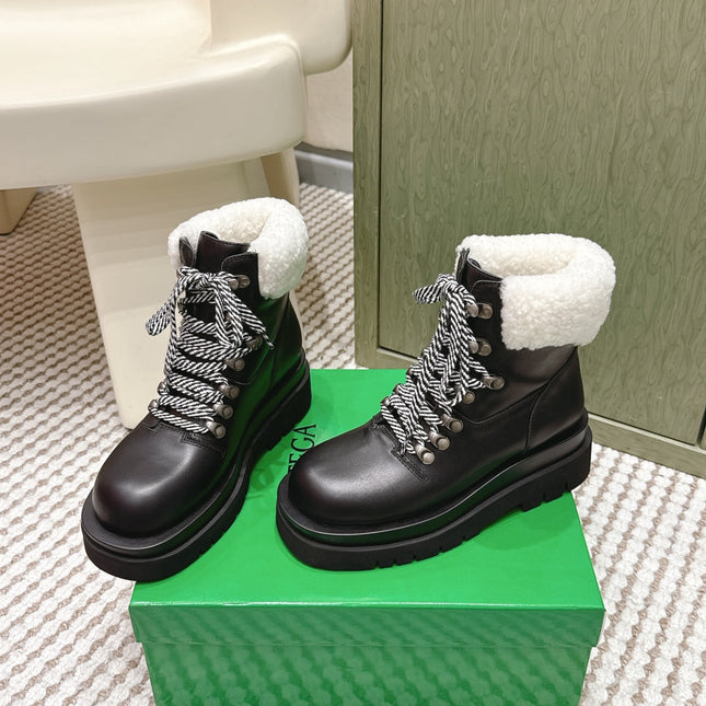 BOTTEGA VENETA 26S LUG ANKLE BOOTS IN BLACK CALFSKIN AND WHITE WOOL
