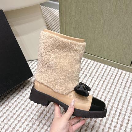CHANEL 25S ANKLE BOOTS IN BEIGE SHEARLING LAMBSKIN AND BLACK PATENT CALFSKIN