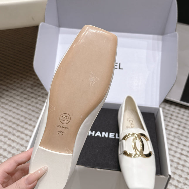CHANEL 26S SQUARE TOE FLATS IN WHITE CALFSKIN WITH GOLD TONE CC LOGO