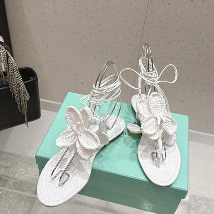 AQUAZZURA 26S FLORAL THONG SANDALS IN WHITE WOVEN RAFFIA AND FABRIC