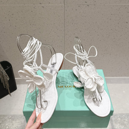 AQUAZZURA 26S FLORAL THONG SANDALS IN WHITE WOVEN RAFFIA AND FABRIC