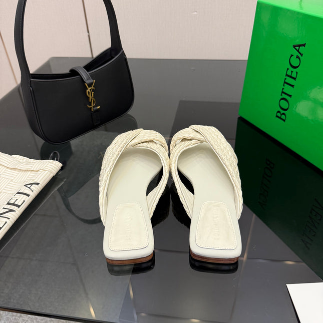 BOTTEGA VENETA 26S SANDALS IN WHITE CALFSKIN AND RAFFIA