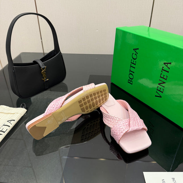 BOTTEGA VENETA 26S SANDALS IN LIGHT PINK CALFSKIN AND RAFFIA