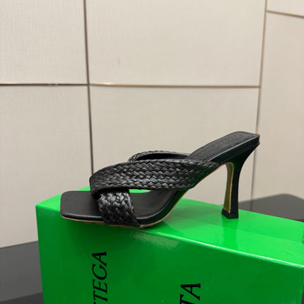 BOTTEGA VENETA 26S HEELED SANDALS 95 MM IN BLACK CALFSKIN AND RAFFIA