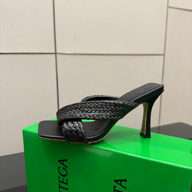 BOTTEGA VENETA 26S HEELED SANDALS 95 MM IN BLACK CALFSKIN AND RAFFIA