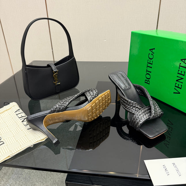 BOTTEGA VENETA 26S HEELED SANDALS 95 MM IN BLACK CALFSKIN AND RAFFIA