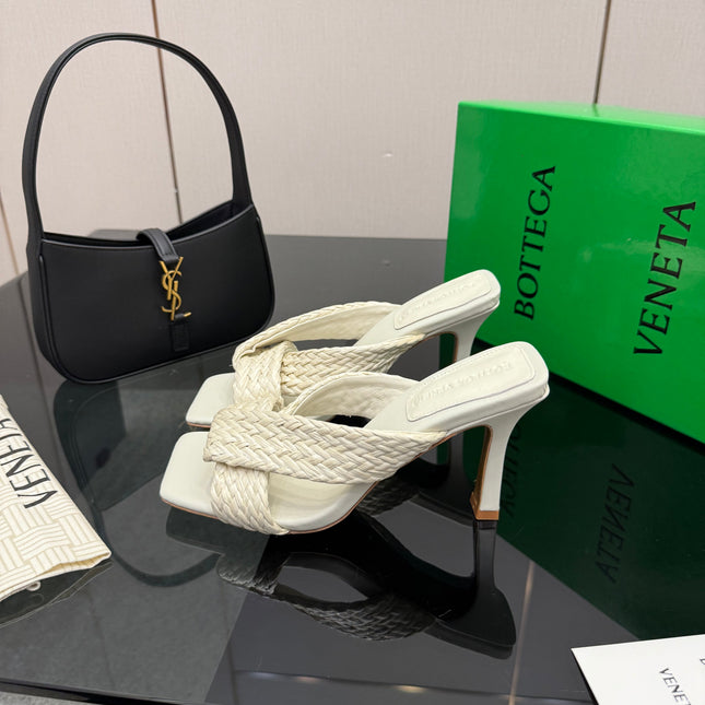 BOTTEGA VENETA 26S HEELED SANDALS 95 MM IN CREAM WHITE CALFSKIN AND RAFFIA