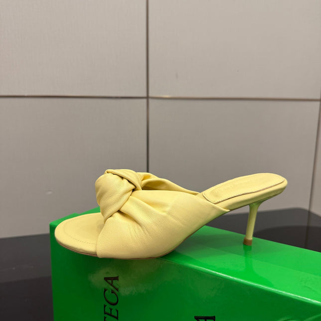 BOTTEGA VENETA 26S KNOT-STRAP HIGH-HEEL SANDALS IN YELLOW LAMBSKIN