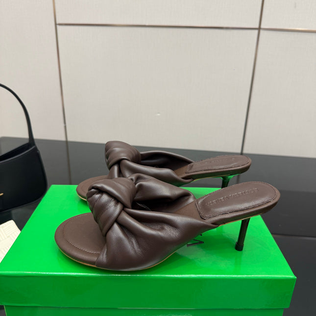 BOTTEGA VENETA 26S KNOT-STRAP HIGH-HEEL SANDALS IN BROWN LAMBSKIN