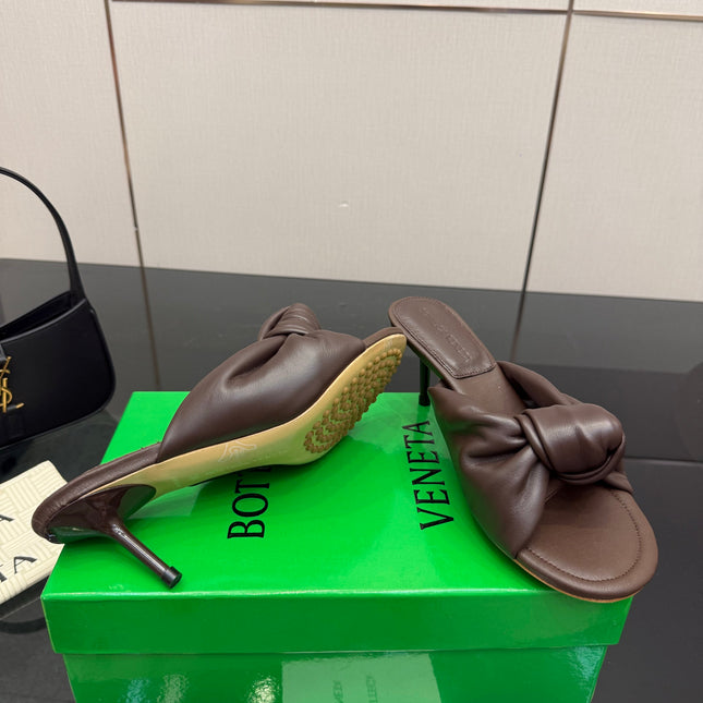 BOTTEGA VENETA 26S KNOT-STRAP HIGH-HEEL SANDALS IN BROWN LAMBSKIN