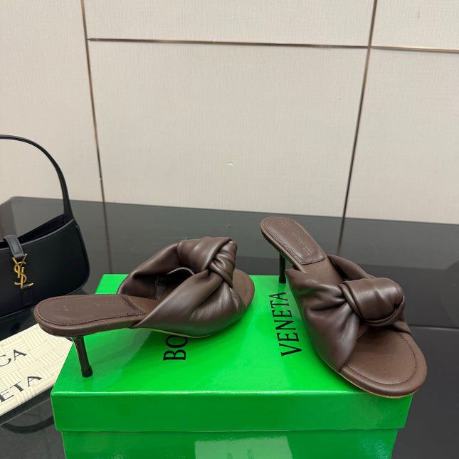 BOTTEGA VENETA 26S KNOT-STRAP HIGH-HEEL SANDALS IN BROWN LAMBSKIN