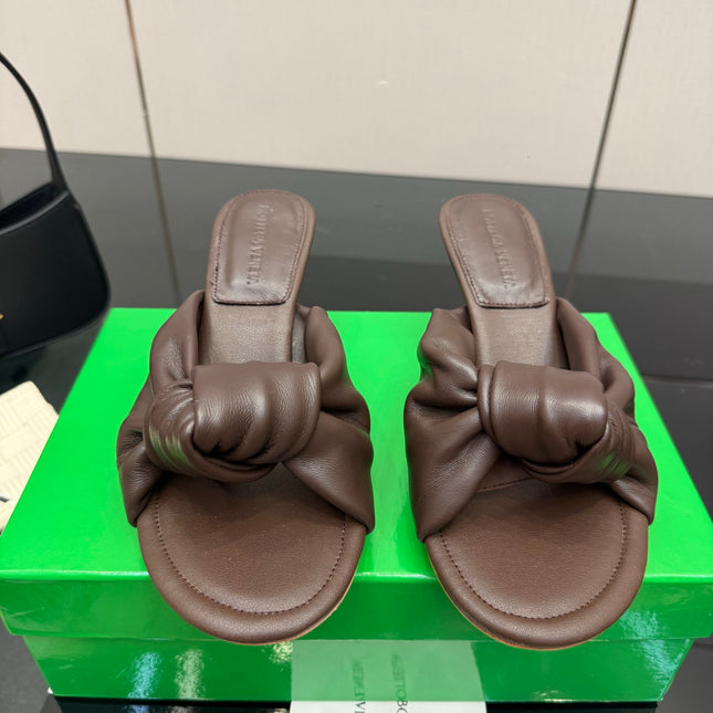 BOTTEGA VENETA 26S KNOT-STRAP HIGH-HEEL SANDALS IN BROWN LAMBSKIN