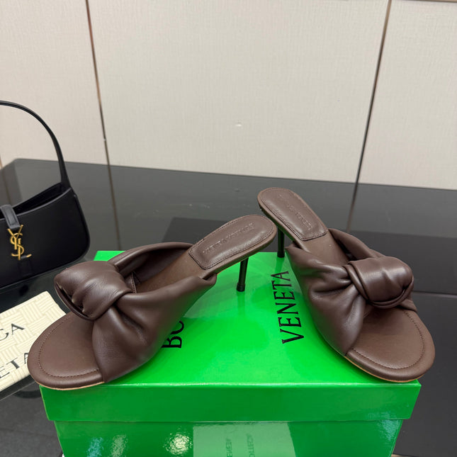 BOTTEGA VENETA 26S KNOT-STRAP HIGH-HEEL SANDALS IN BROWN LAMBSKIN