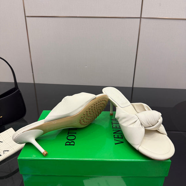 BOTTEGA VENETA 26S KNOT-STRAP HIGH-HEEL SANDALS IN OFF-WHITE LAMBSKIN