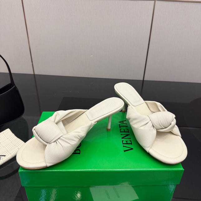 BOTTEGA VENETA 26S KNOT-STRAP HIGH-HEEL SANDALS IN OFF-WHITE LAMBSKIN