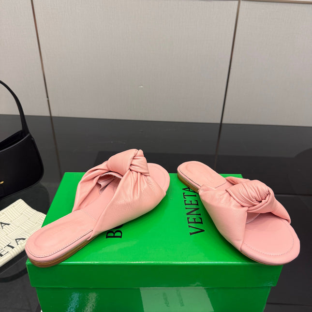BOTTEGA VENETA 26S SLIDE SANDALS IN PASTEL PINK LAMBSKIN