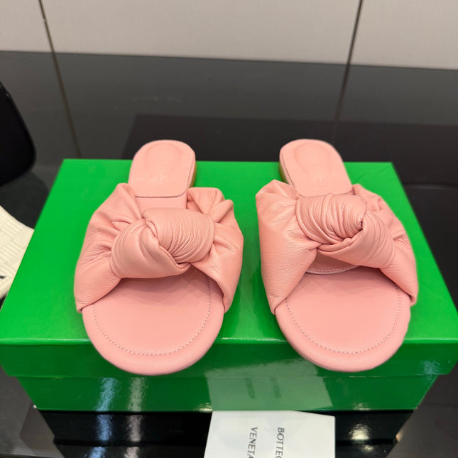 BOTTEGA VENETA 26S SLIDE SANDALS IN PASTEL PINK LAMBSKIN