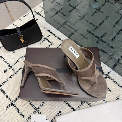 ALAIA 26S HEELED THONG MULE SANDALS IN TAUPE SUEDE