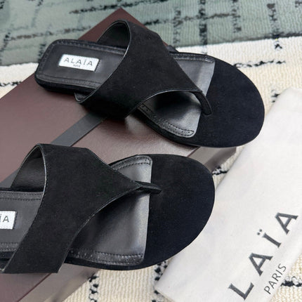 ALAIA 26S THONG MULE SANDALS IN BLACK SUEDE