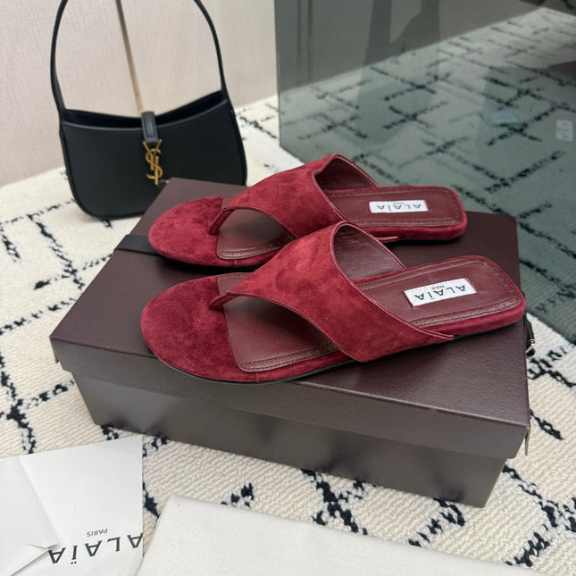 ALAIA 26S THONG MULE SANDALS IN BURGUNDY SUEDE