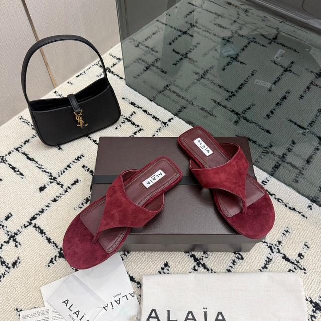 ALAIA 26S THONG MULE SANDALS IN BURGUNDY SUEDE