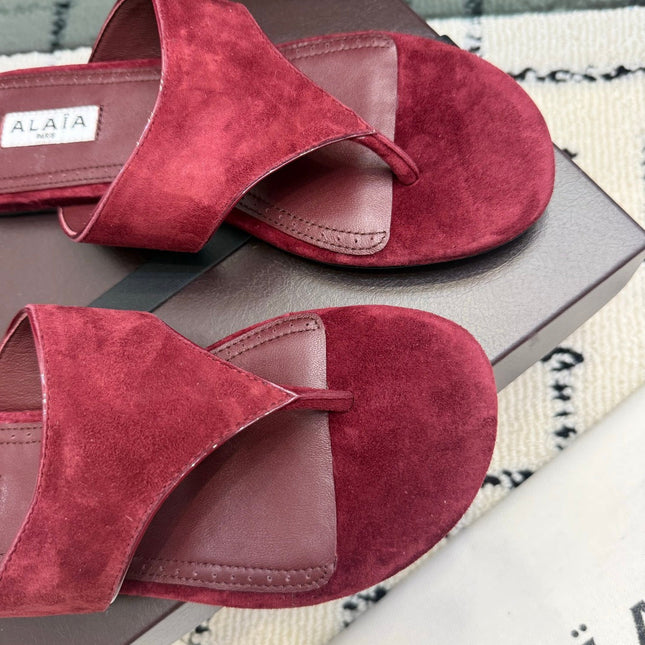 ALAIA 26S THONG MULE SANDALS IN BURGUNDY SUEDE