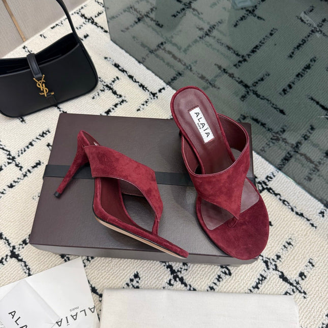 ALAIA 26S HEELED THONG MULE SANDALS IN BURGUNDY SUEDE