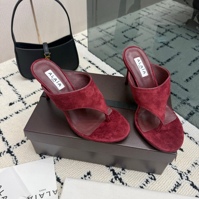 ALAIA 26S HEELED THONG MULE SANDALS IN BURGUNDY SUEDE