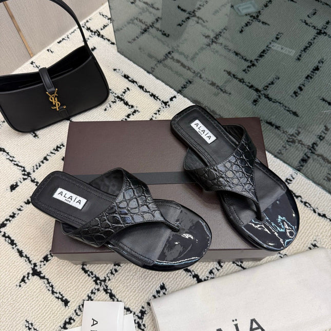 ALAIA 26S THONG MULE SANDALS IN BLACK CALFSKIN