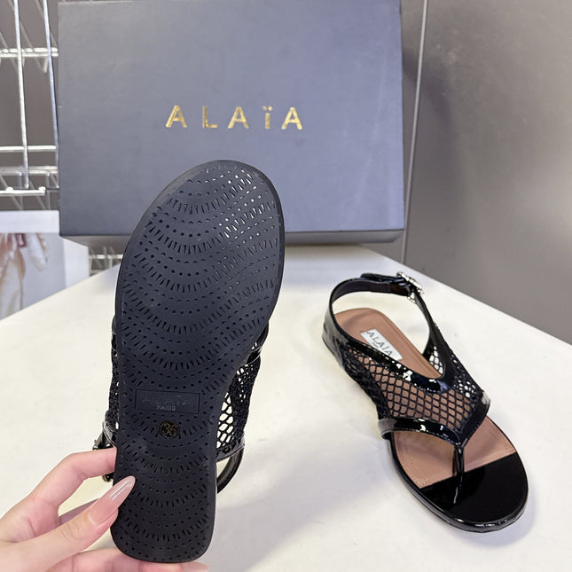 ALAIA 26S FLAT MESH THONG SANDALS IN BLACK PATENT CALFSKIN